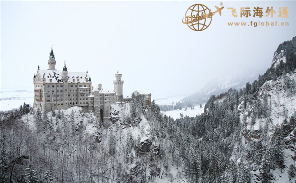 大雪山峰上的白色城堡