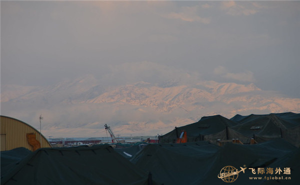 雪山和帐篷