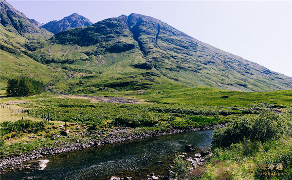 山峰河流