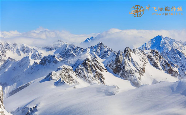 被雪覆盖的山峰