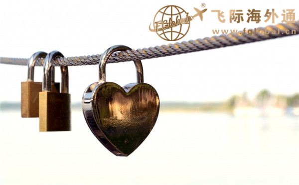 绳子上有三把锁