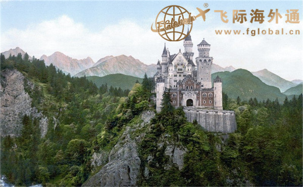 山峰悬崖边上的城堡