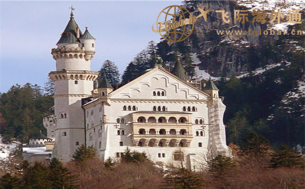 白色的高层城堡建筑