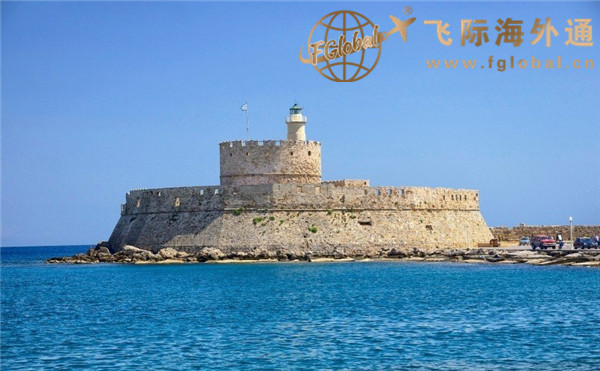 蓝色大海边的圆形建筑