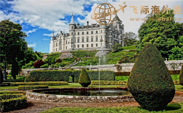 喷泉花园旁的树木和建筑