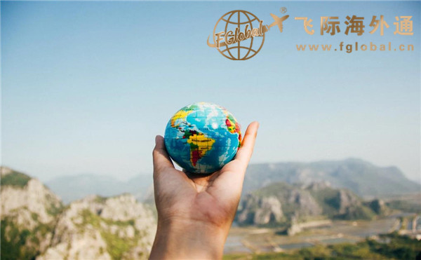 一只手里拿着一个小地球仪