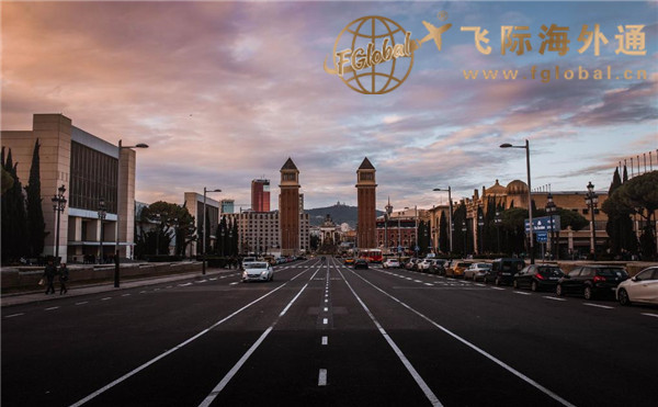 宽广的行驶公路和两边的建筑