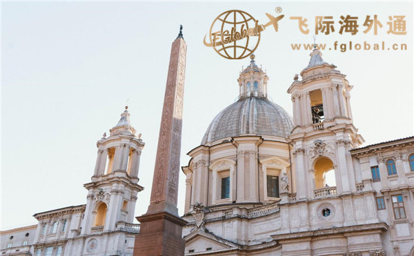 白色的城堡建筑前有一个柱状的建筑