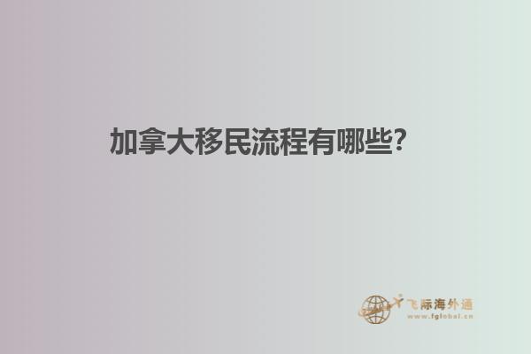 一个人站在湖里的树干上