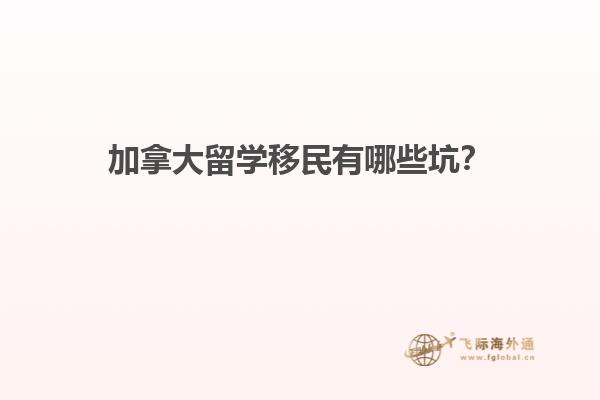 墙壁边上的木桶