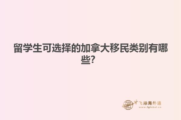 海边背靠沙滩的女生