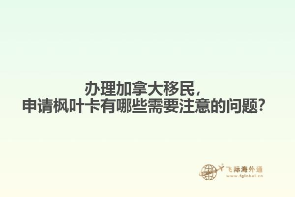 室内坐着的人们